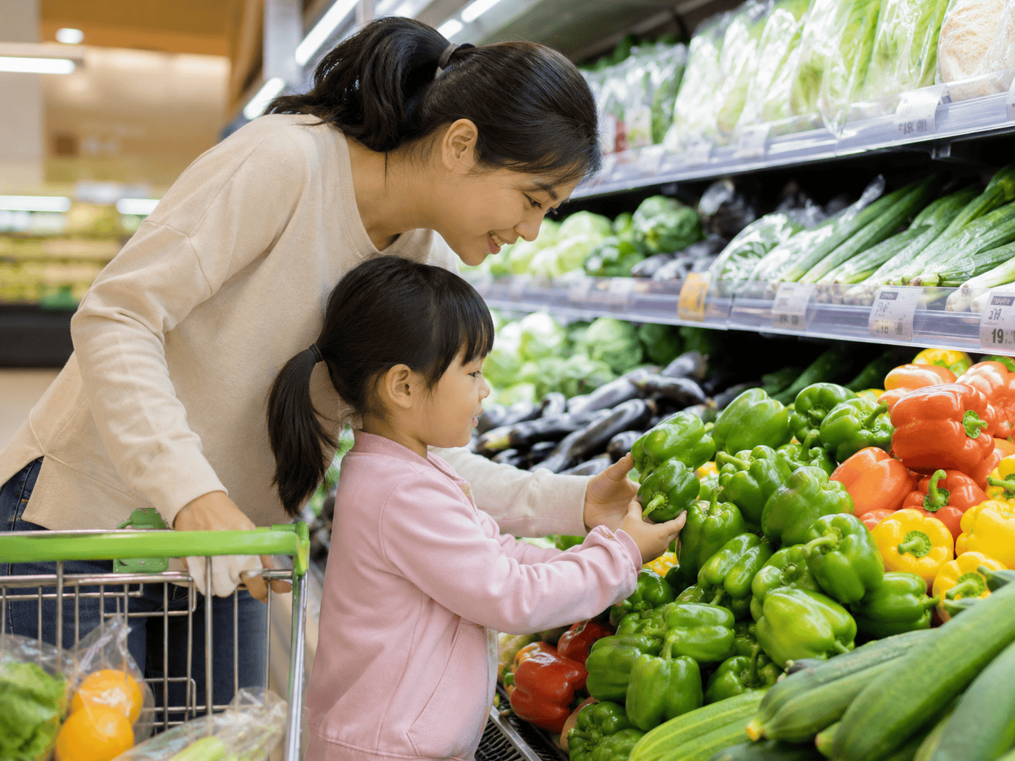 スーパーで野菜の産地を見ながら都道府県に親しむ親子